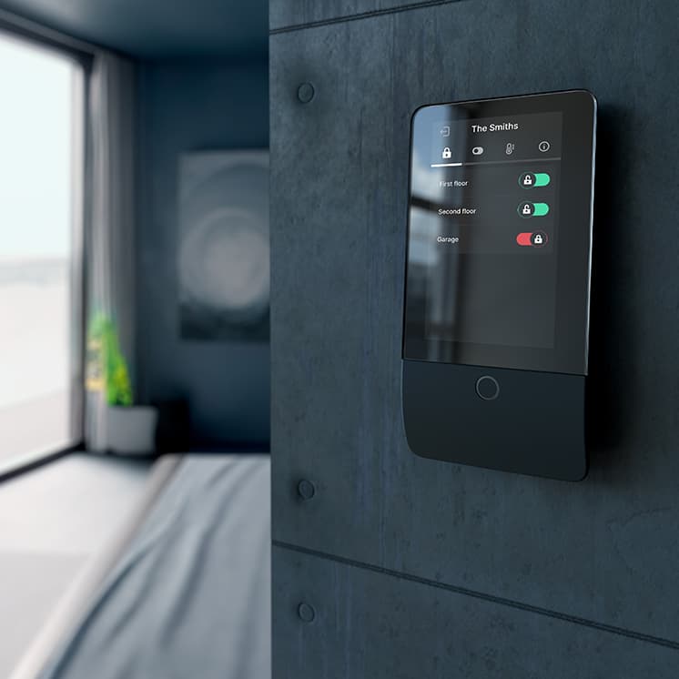 Instalator montujący element systemu alarmowego
